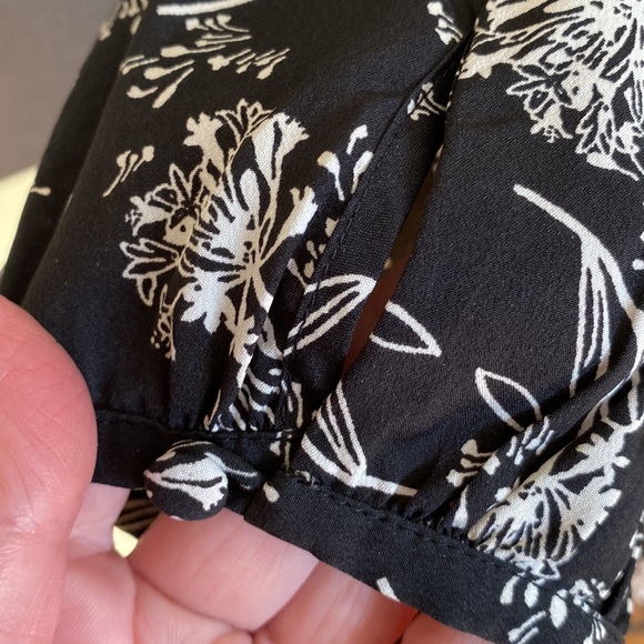 Banana Republic Black/White Floral V-Neck Tunic - Size M - Picture 6 of 12